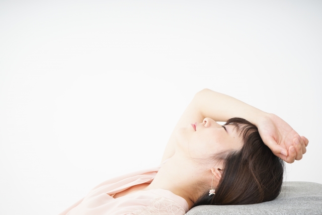 のぼせて、休んでいる女性