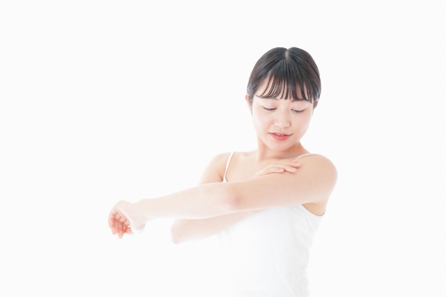 リンパの流れをよくする生活習慣を伝える女性